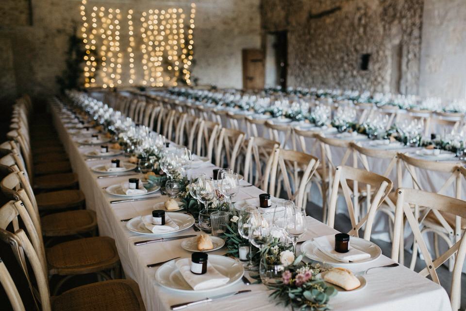 A photo wedding tables decorated with flowers and glasses